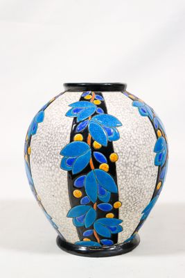 un vase bleu et blanc orné de fleurs bleues