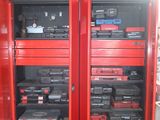 une armoire rouge munie de roulettes et contenant divers objets