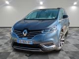 vue de face d'une camionnette bleue garée dans un garage