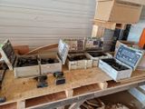 une table sur laquelle sont posés plusieurs outils