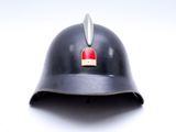 un casque noir orné d'un bouton rouge