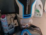 un aspirateur posé sur un plan de travail