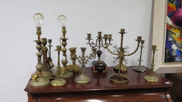 Lots de chandelier, candélabres, en cuivre, laiton, bronze ou éta...
