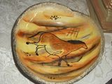 une assiette sur laquelle est représenté un cheval