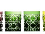 six verres de couleurs différentes alignés sur une surface blanche