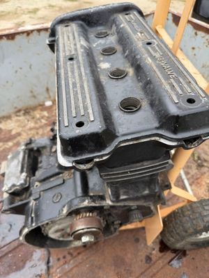 un petit moteur posé sur un chariot