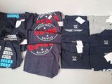 beaucoup de t-shirts sur la table