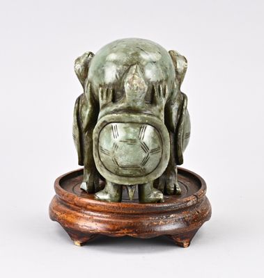 statue représentant trois éléphants sur un socle en bois, sur fond blanc