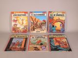 quatre livres pour enfants sont alignés sur une surface blanche