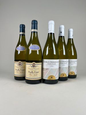 six bouteilles de vin sont alignées sur une table