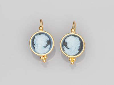 une paire de boucles d'oreilles en verre camée, dorées et bleues