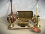 un grand nombre d'objets différents posés sur une table