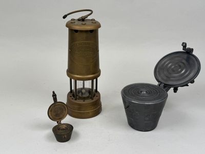 une image représentant un petit objet métallique posé à côté d'un récipient métallique