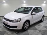 la volkswagen golf blanche est garée sur un carrelage à carreaux