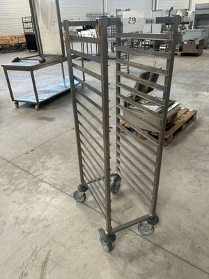 une étagère métallique sur laquelle sont posés plusieurs plateaux