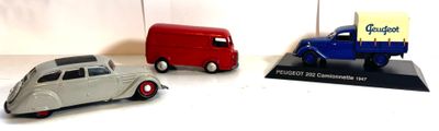 MOLUBRAY, DINKY TOYS - Lot de 3 voitures miniatures Peugeot à l'échell