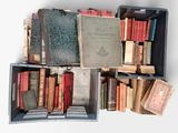 de nombreux livres anciens rangés les uns à côté des autres sur une étagère