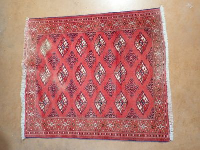 Tapis noué main, couleur dominante rouge, décor de losanges,…