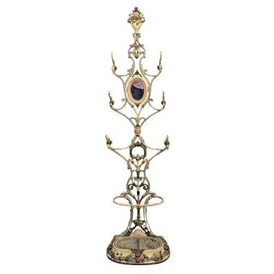 une image représentant un bougeoir décoratif orné d'une horloge