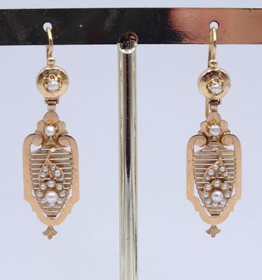 paire de boucles d'oreilles couleur or ornées de perles, montées sur un support plaqué or
