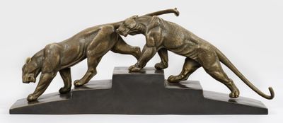 sculpture en bronze représentant deux lions se battant l'un contre l'autre, posée sur un socle en marbre