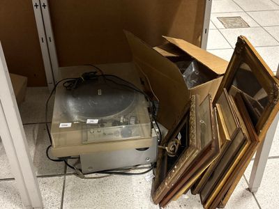 une pile de cadres et une boîte par terre