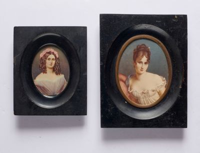 deux portraits miniatures de femmes dans des cadres noirs, posés sur une surface blanche