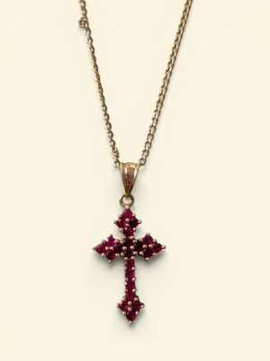 Gros plan sur un collier orné d'une croix