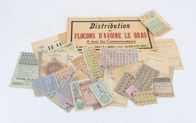 une pile de vieux billets français posée sur une surface blanche