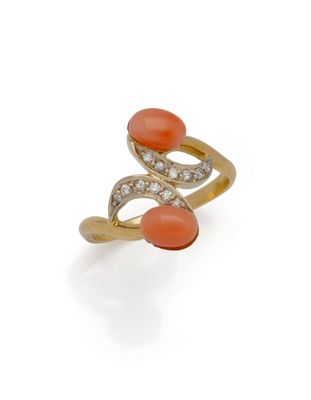 une bague en corail orange et diamants