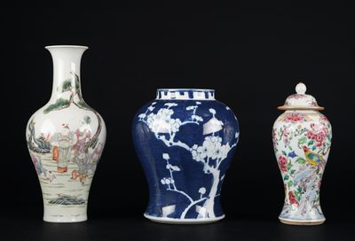 trois vases sont alignés sur une surface noire, sur fond noir