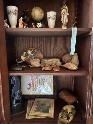 une armoire en bois sur laquelle sont posés de nombreux objets