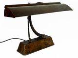 une photo d'une lampe de bureau munie d'un abat-jour marron