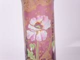 un vase violet orné d'un motif floral