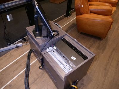 un micro sur un pied dans une pièce équipée de fauteuils en cuir