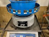une machine posée sur une table
