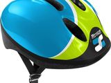 un gros plan d'un casque bleu et vert sur fond blanc