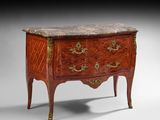 une commode ancienne avec un plateau en marbre