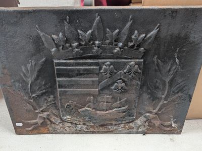 une plaque métallique surmontée d'une couronne