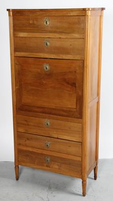 une grande commode en bois à trois tiroirs