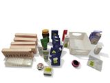 un grand nombre d'objets posés sur une table