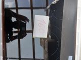 le reflet d'une personne dans un miroir accroché au mur