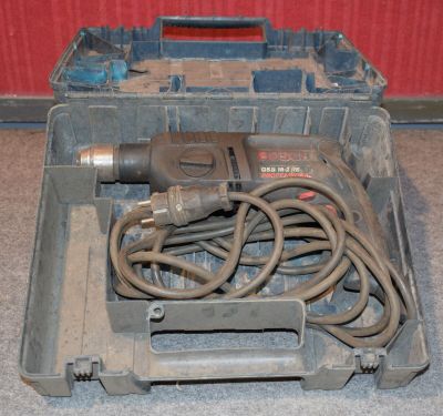 un outil dans une boîte à outils contenant un cordon