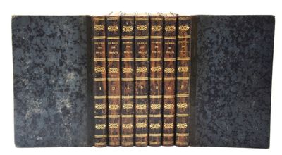 un lot de cinq livres aux reliures dorées, empilés les uns sur les autres
