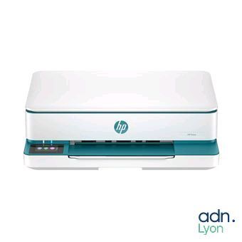 L'imprimante de bureau HP est posée sur une surface blanche.