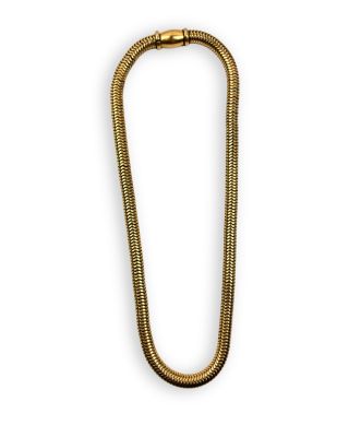 un collier en or représentant une queue de serpent sur fond blanc