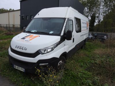 une camionnette blanche garée devant un bâtiment