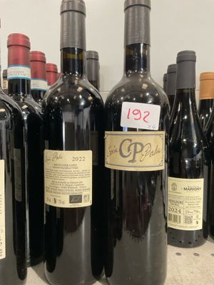 plusieurs bouteilles de vin sont alignées sur une étagère