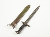 une paire de couteaux militaires anciens sur fond blanc