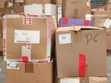 de nombreuses boîtes empilées les unes sur les autres dans un carton